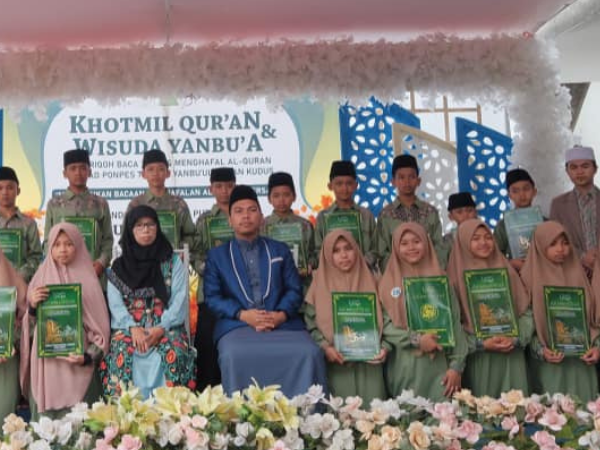 WISUDA AKBAR